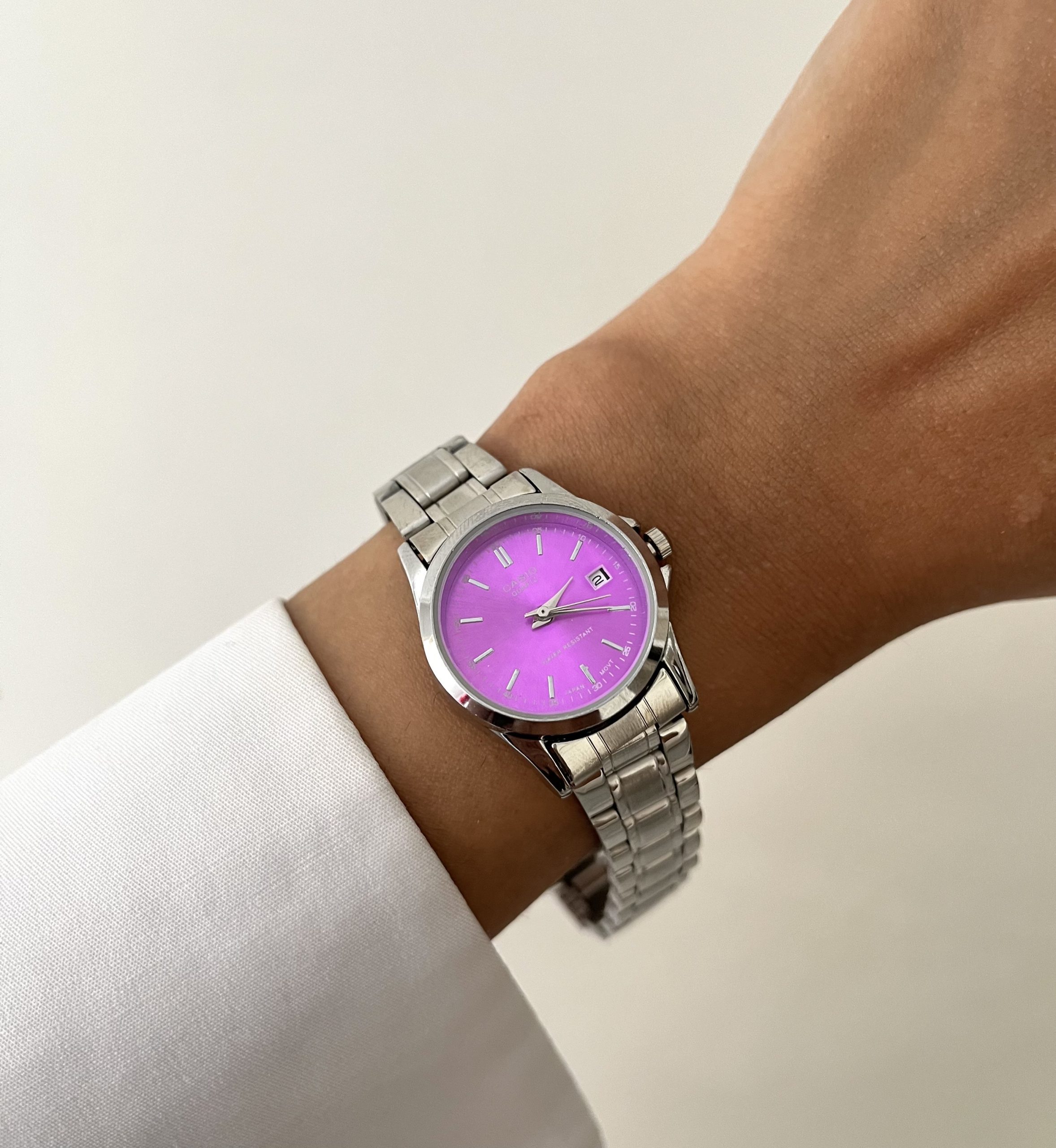 ساعت زنانه کاسیو  تقویم دار صفحه سرخابی بند سیلور