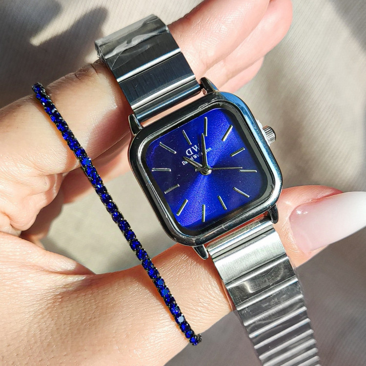 ساعت Daniel Wellington با صفحه آبی خورشیدی و بند استیل نقرهای