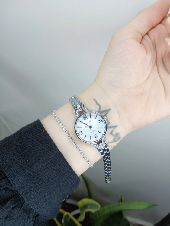 ساعت مچی هانگری بند نقرهای شیک