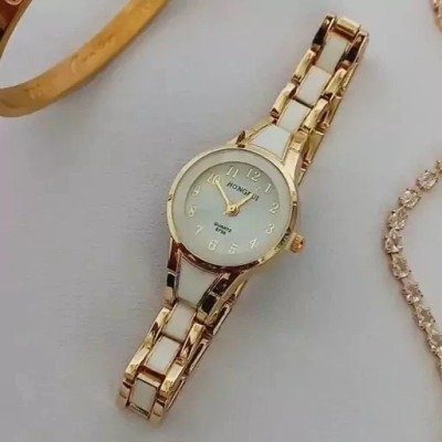 ساعت زنانه هانگری سفید طلایی رنگ ثابت