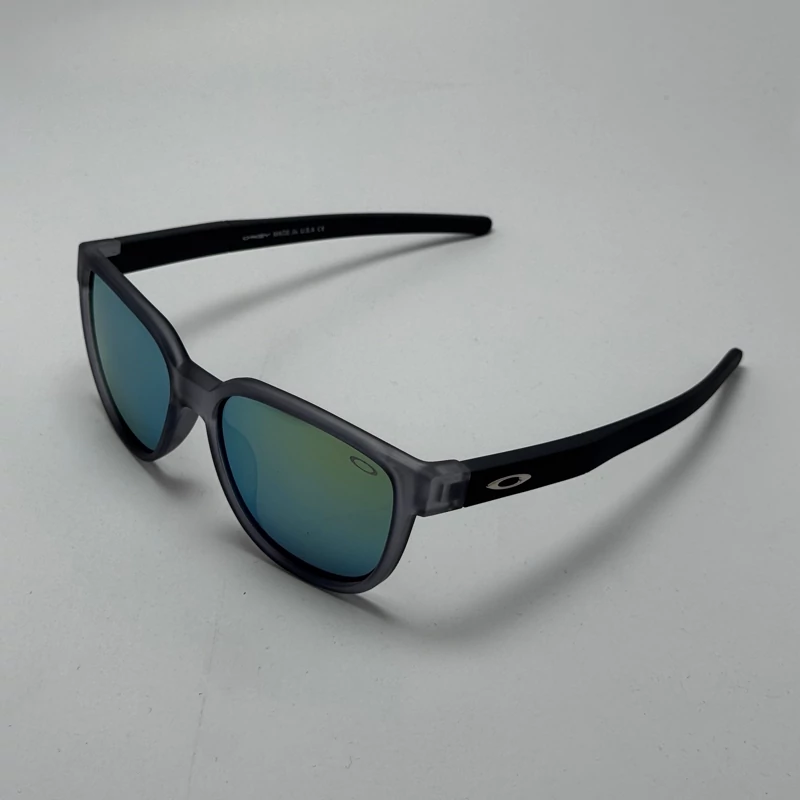 عینک آفتابی اوکلی سبک OAKLEY فریم طوسی عدسی هفت رنگ کد 2435